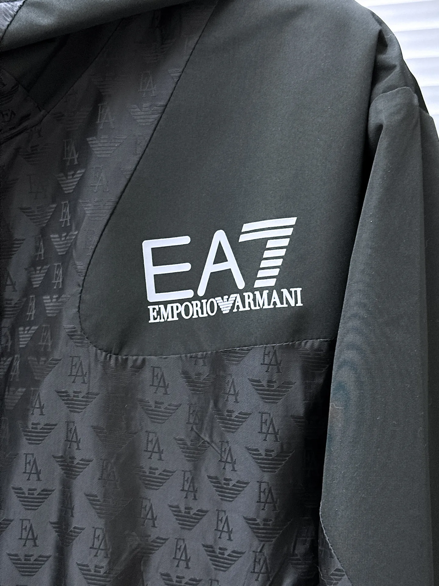 Armani official website Same Style, complete with three labels, on sale in advance. 2026 Autumn and Winter New Arrival men's jacket, Original with complete three labels, Premium version. Custom-made fabrics at the counter. Breathable, high comfort, impeccable details, brand element design concept, reflecting high quality. It feels delicate and soft, presents a casual cut, and has a great upper body shape. Sizes: M～3XL